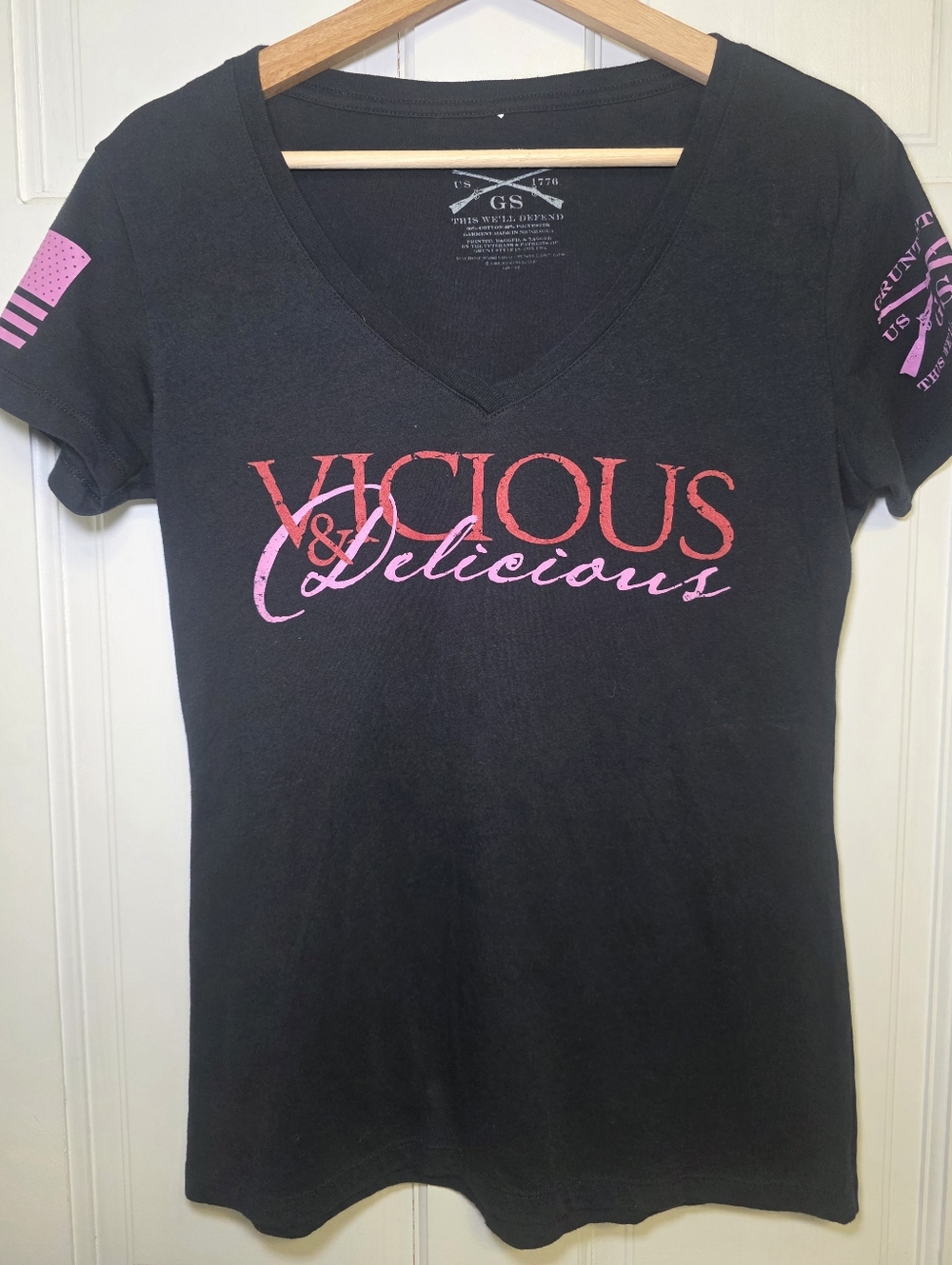 Grunt Style Black V-Neck Tee w/Pink & Red "Vicious & Delicious" Graphic- Size Lg
